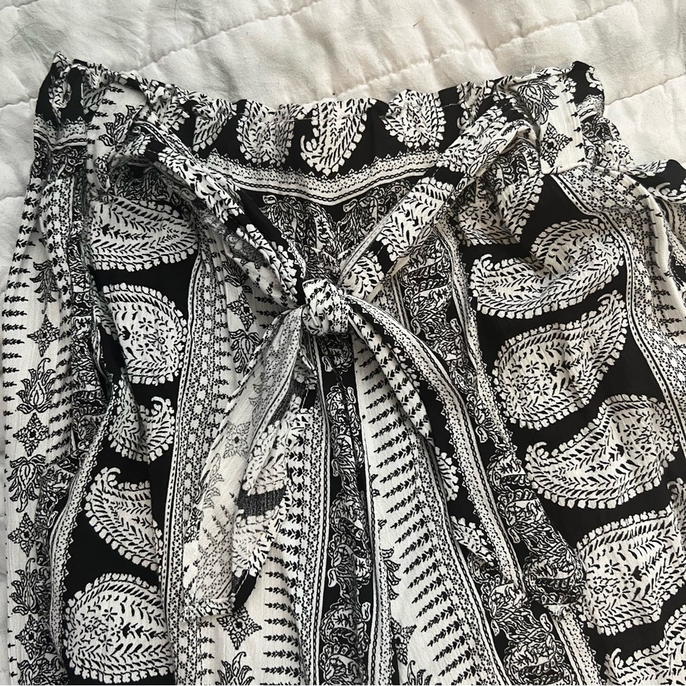 Lucy Love Black and White Patterned Fabric Wide Leg Pant - Picture 3 of 8